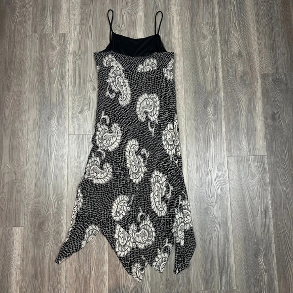 Elegant Black and White Paisley Dress - Picture 4 of 4
